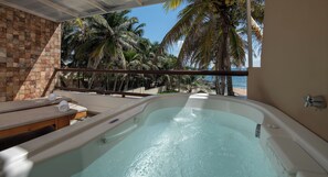 King with Hot Tub | Minibar, in-room safe, individually decorated, individually furnished - Hotel Playa la Media Luna, Isla Mujeres (Isla Mujeres)