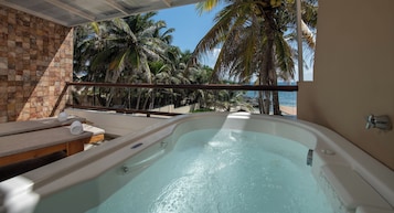 King with Hot Tub | Minibar, vÀrdeförvaringsskÄp pÄ rummet och individuell inredning