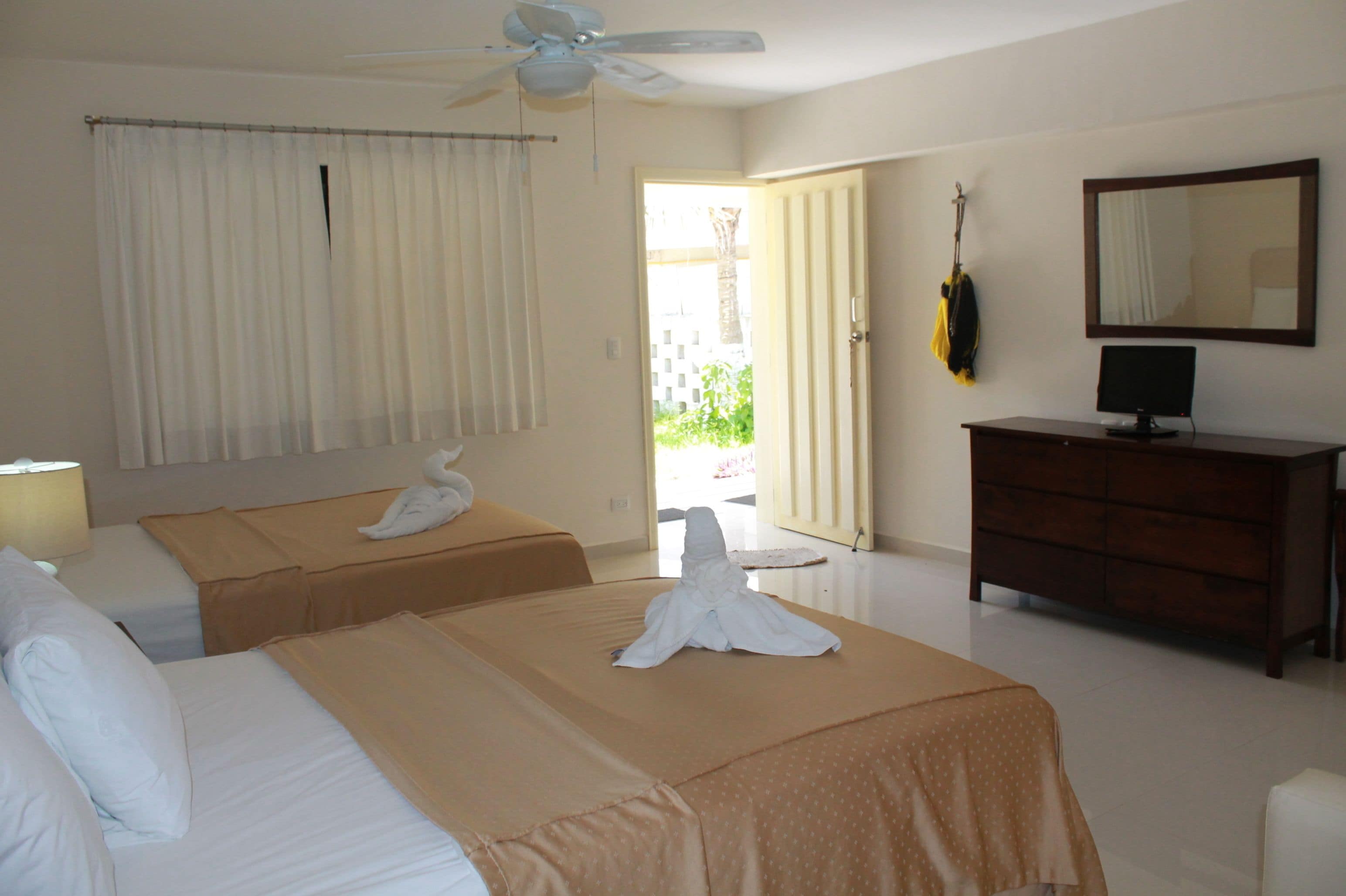 media luna apartment | minibar, in-room safe, individually decorated, individually furnished