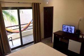 Cozy Guest Room | Minibar, in-room safe, individually decorated, individually furnished