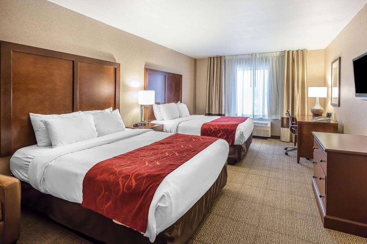 Premium bedding, desk, iron/ironing board, free WiFi