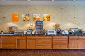 Free daily self-service breakfast  - Comfort Suites Anchorage International Airport (Anchorage)
