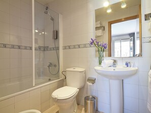 Combined shower/tub, designer toiletries, hair dryer, towels - Grandom Suites (Barcelona)