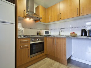 Full-sized fridge, microwave, oven, stovetop