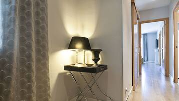 Een minibar, een kluis op de kamer, een bureau, geluiddichte muren