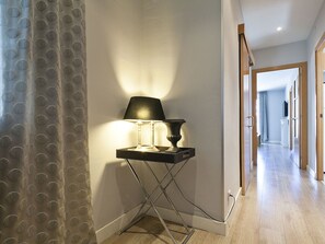 Minibar, caja de seguridad en la habitación y escritorio 