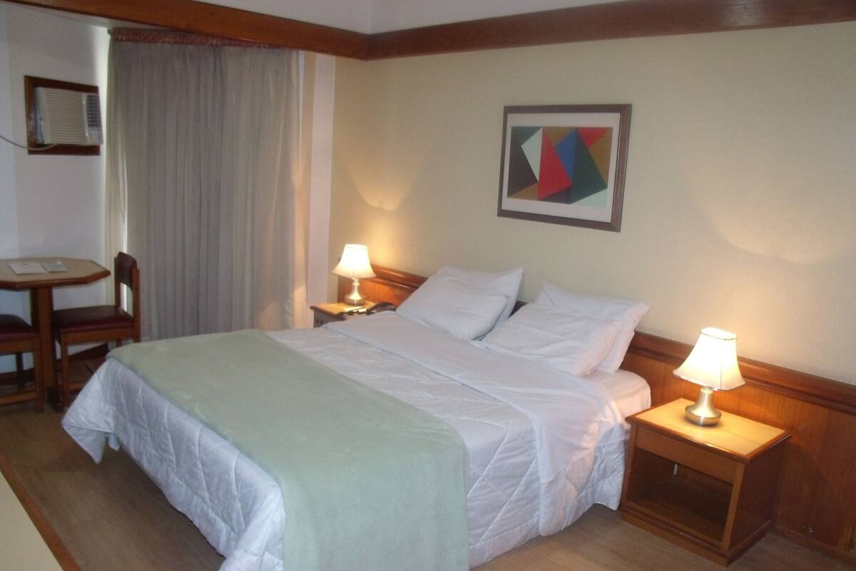 Roupas de cama premium, cofres nos quartos, escrivaninha