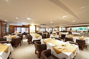 2 restaurants, breakfast served - Continental Porto Alegre (Porto Alegre)
