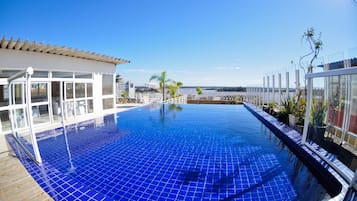 Utomhuspool och solstolar