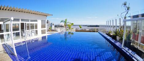 Piscine extérieure, chaises longues