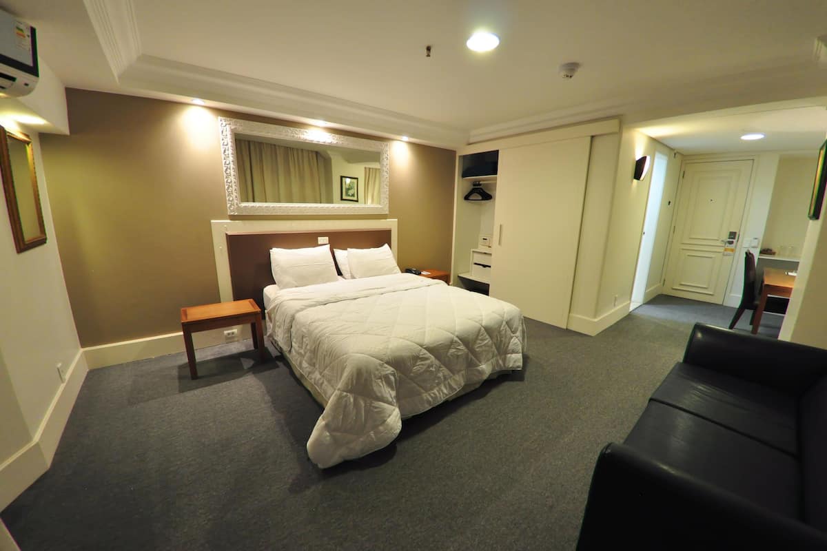Peralatan tempat tidur premium, peti besi dalam bilik, meja
