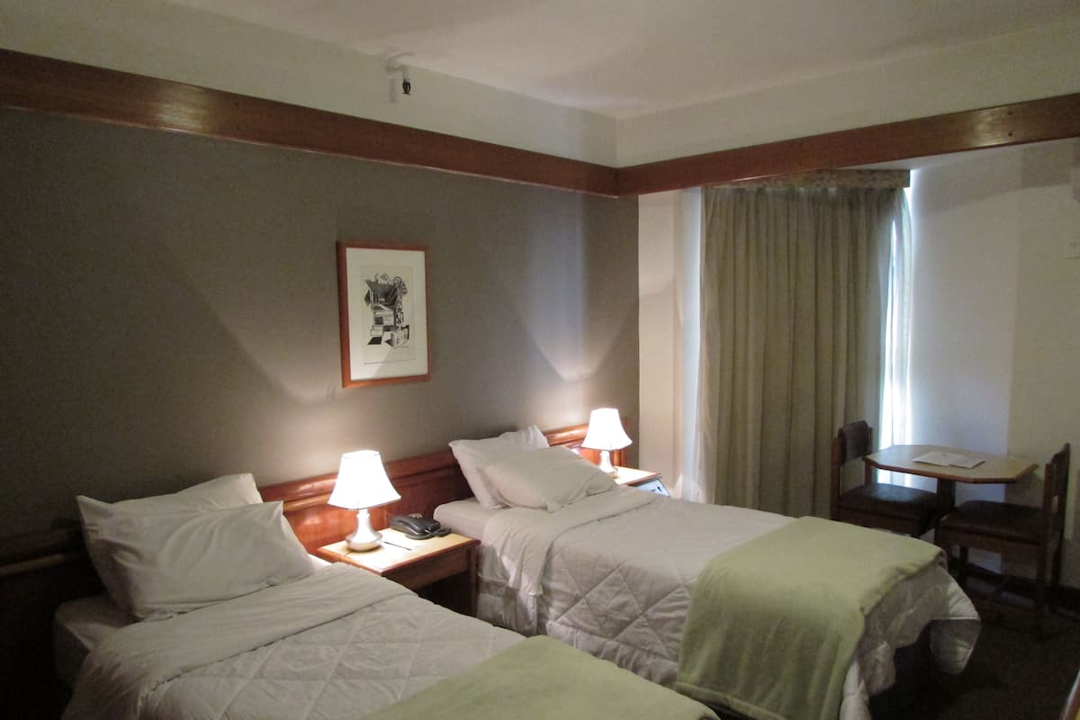 Roupas de cama premium, cofres nos quartos, escrivaninha