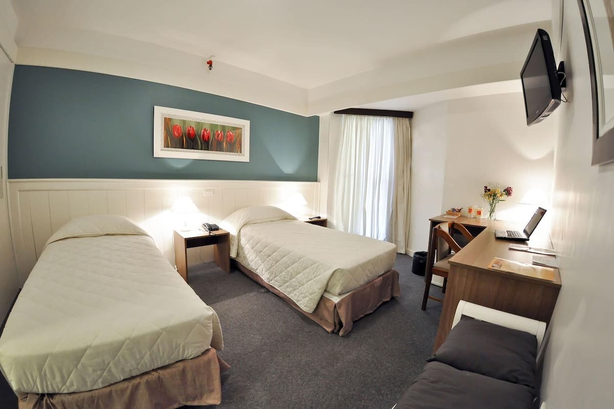 Peralatan tempat tidur premium, peti besi dalam bilik, meja