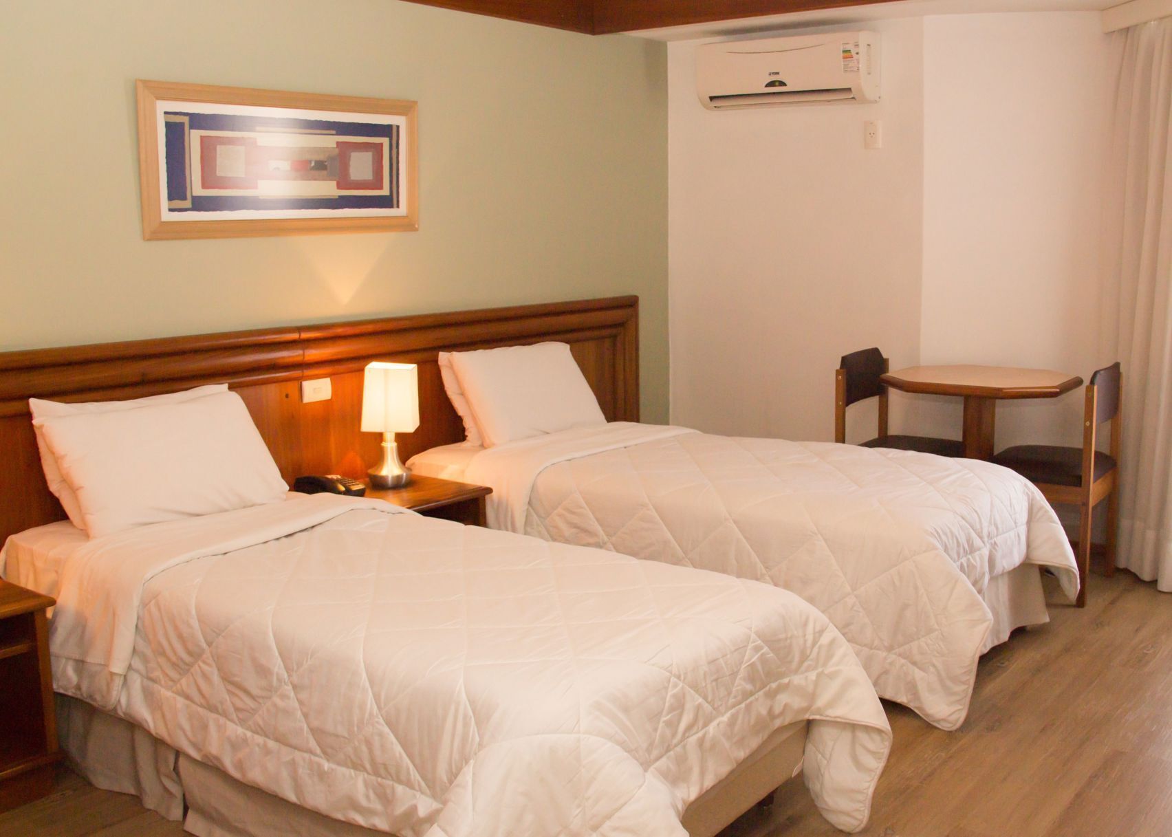 Roupas de cama premium, cofres nos quartos, escrivaninha