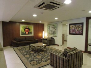 Coin salon dans le hall