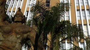 A tall building with a beige facade and multiple windows. - Continental Porto Alegre (Porto Alegre)