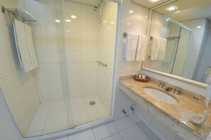 Regadera, amenidades de baño gratuitas, toallas 