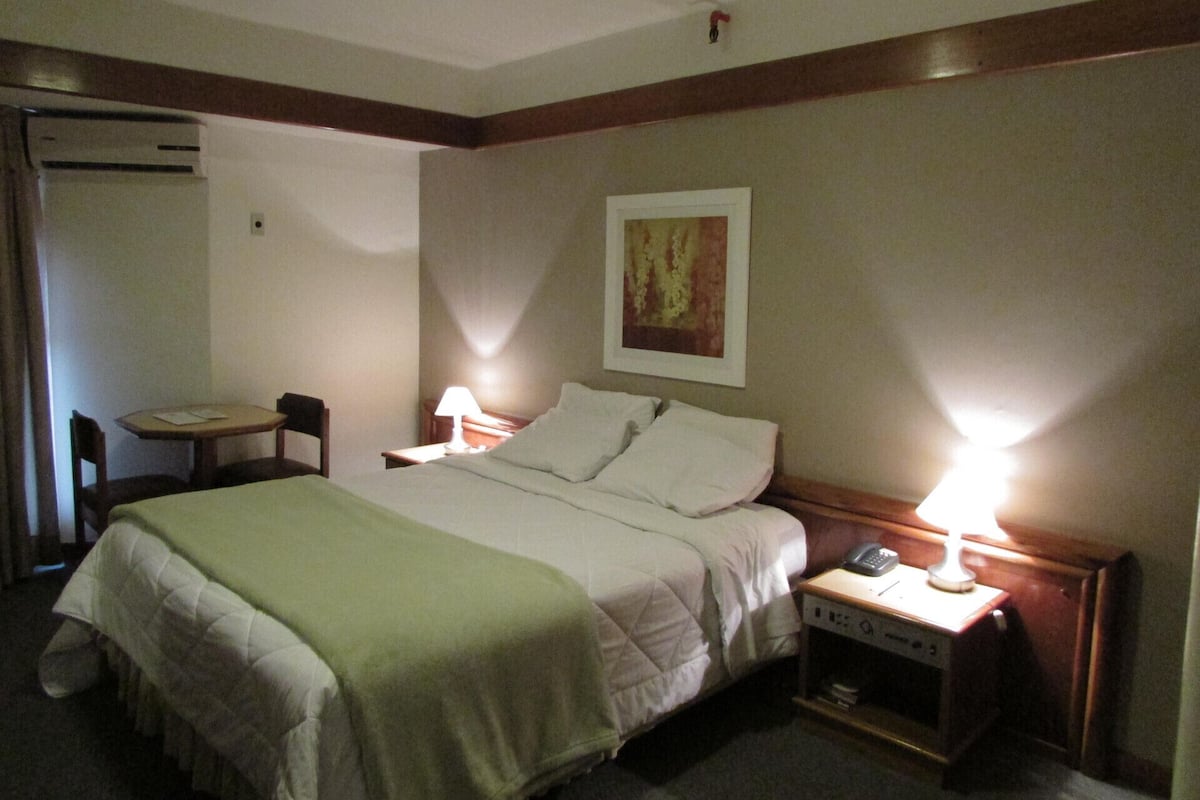 Peralatan tempat tidur premium, peti besi dalam bilik, meja