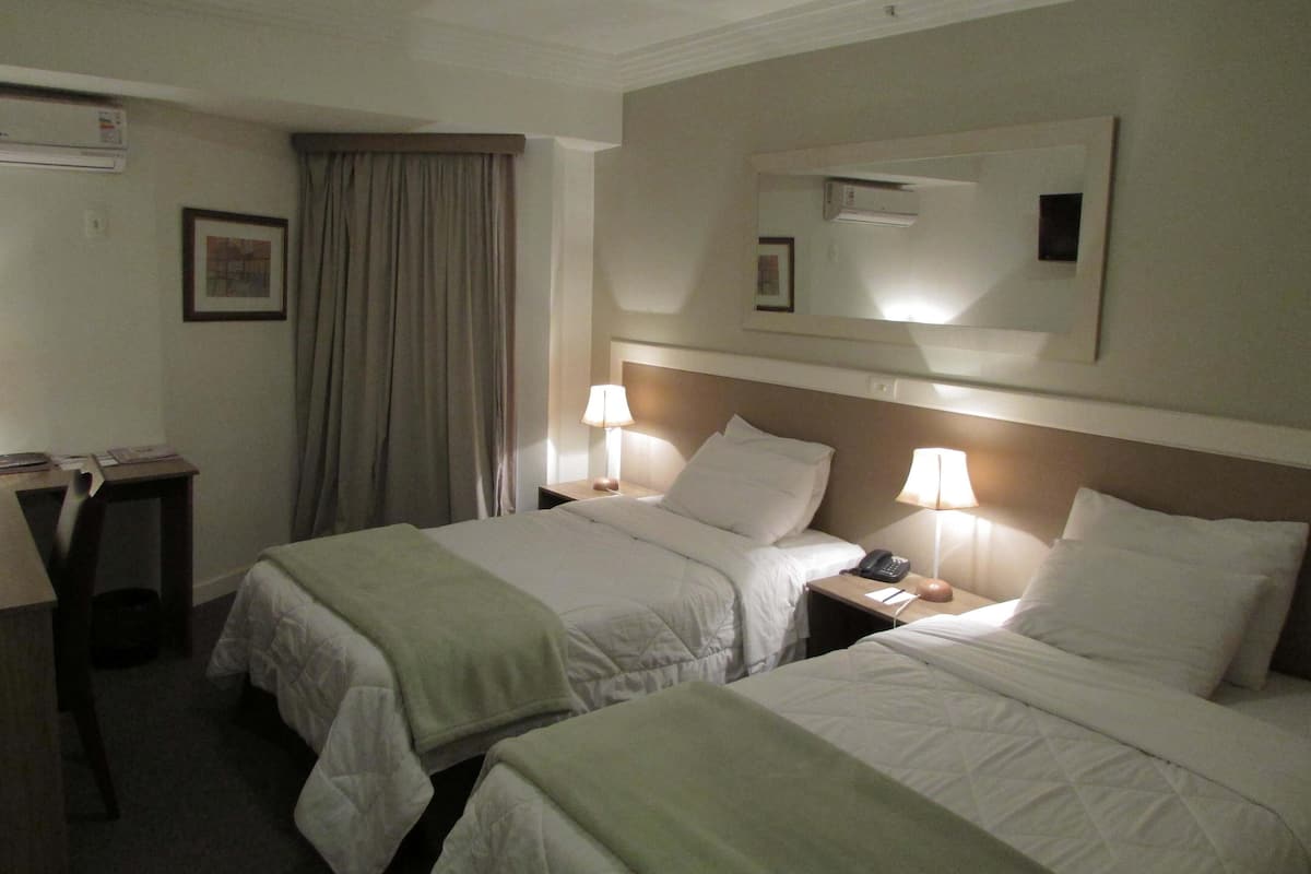 Peralatan tempat tidur premium, peti besi dalam bilik, meja