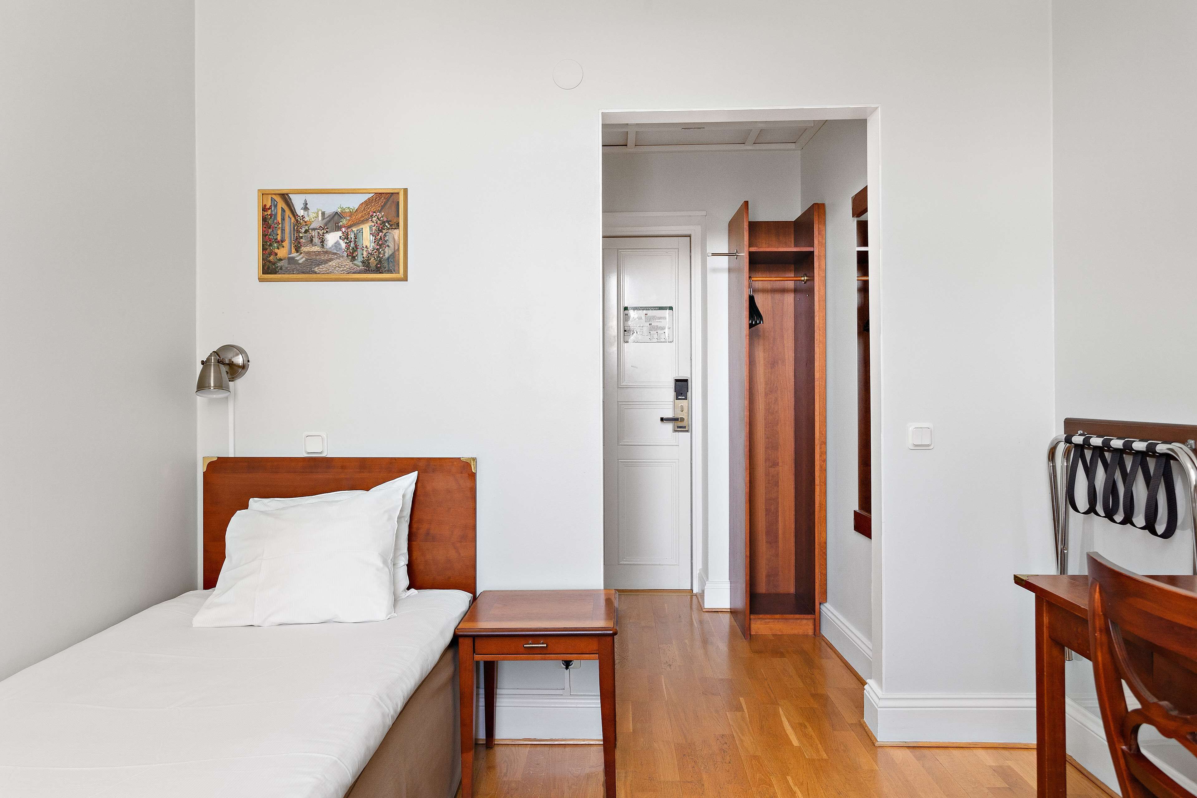 standard room, 1 single bed, non smoking (small room) | premium bedding, individually decorated, individually furnished, desk