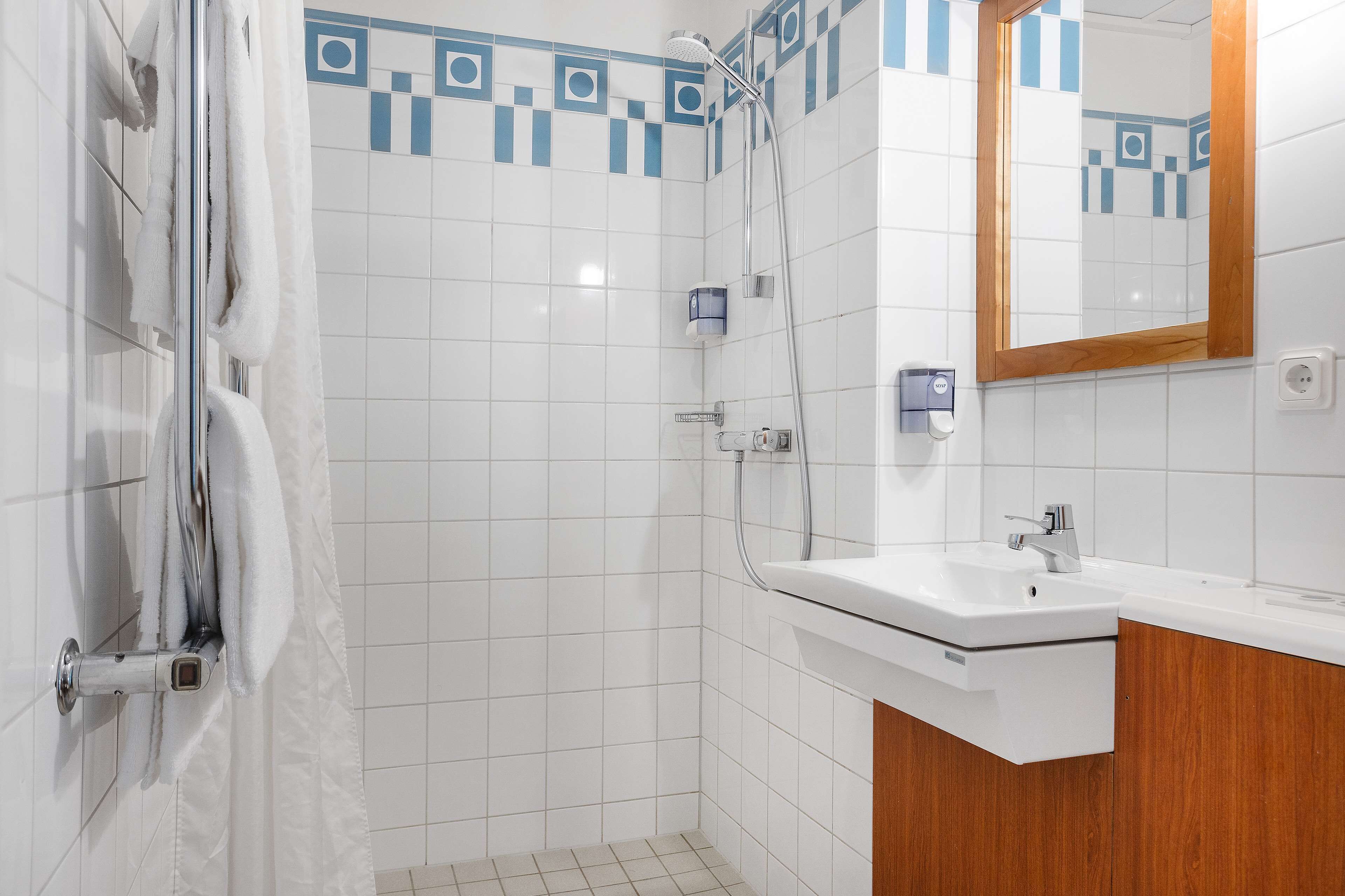 standard room, 1 double bed, non smoking | bathroom | shower, hair dryer, heated floors, towels