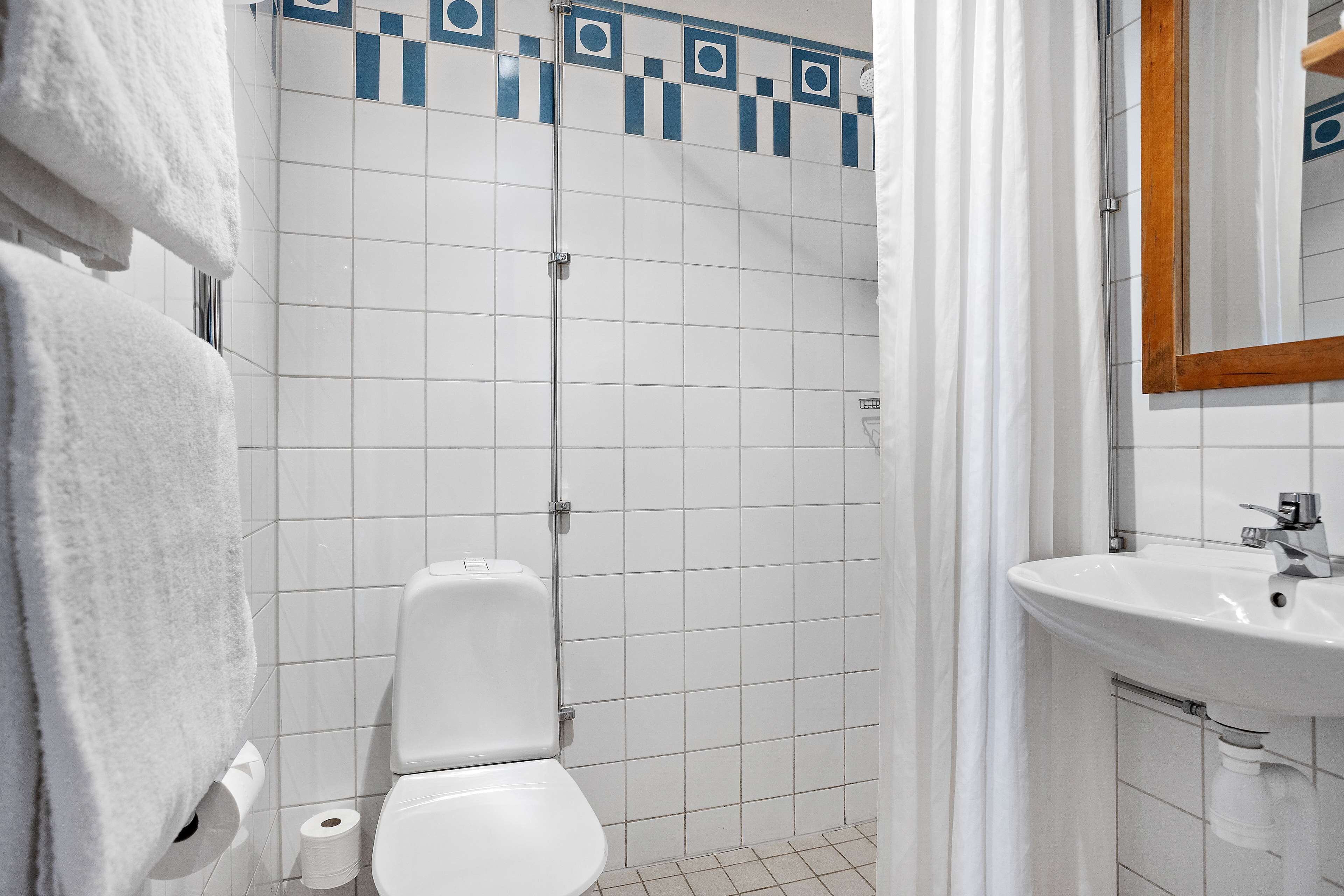 standard room, 2 single beds, non smoking | bathroom | shower, hair dryer, heated floors, towels