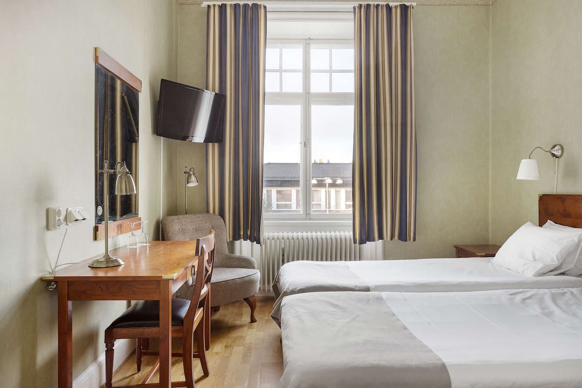 Standard Room, 2 Single Beds, Non Smoking | Premium bedding, individually decorated, individually furnished, desk