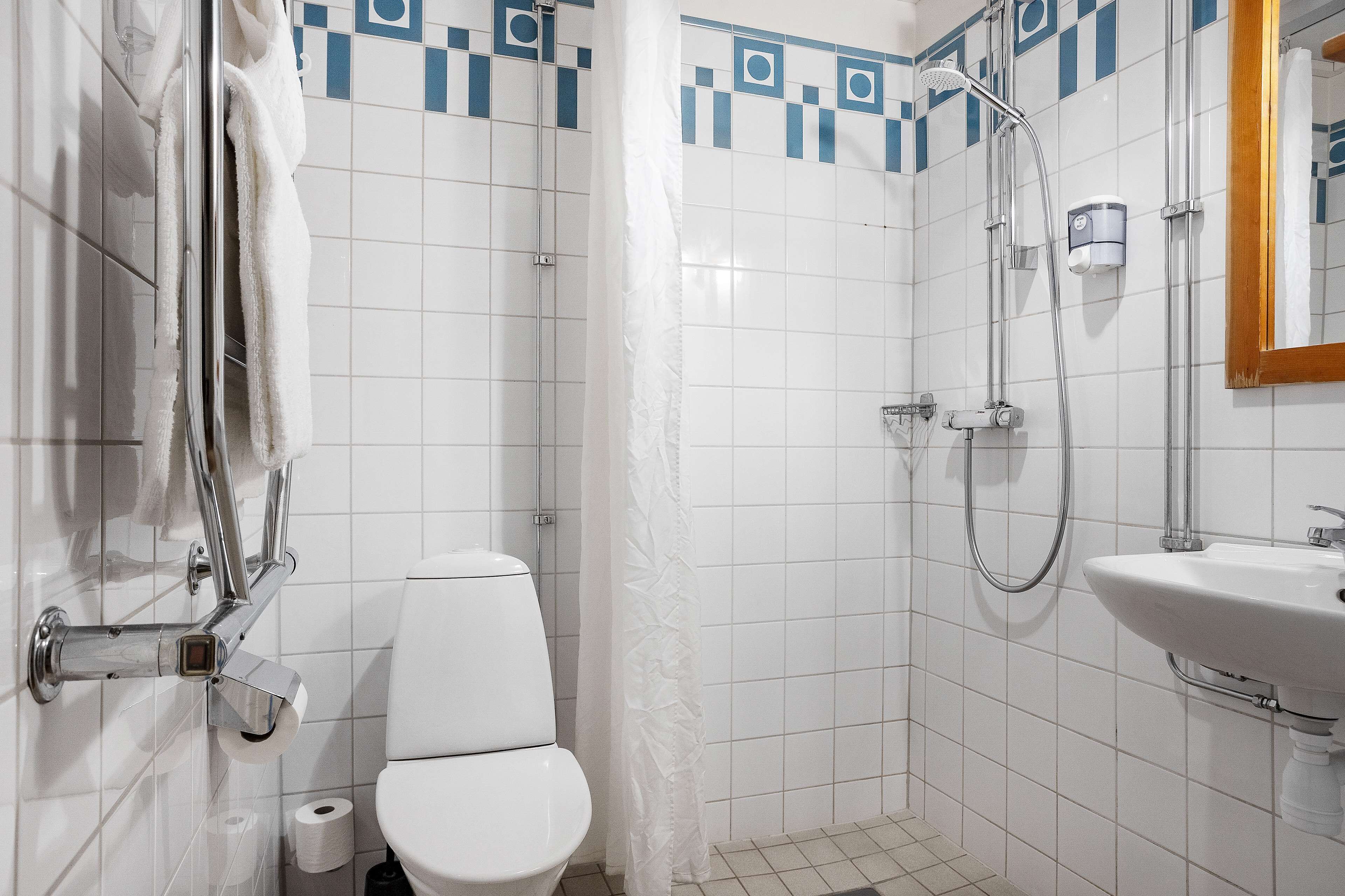 standard room, 1 single bed, non smoking | bathroom | shower, hair dryer, heated floors, towels