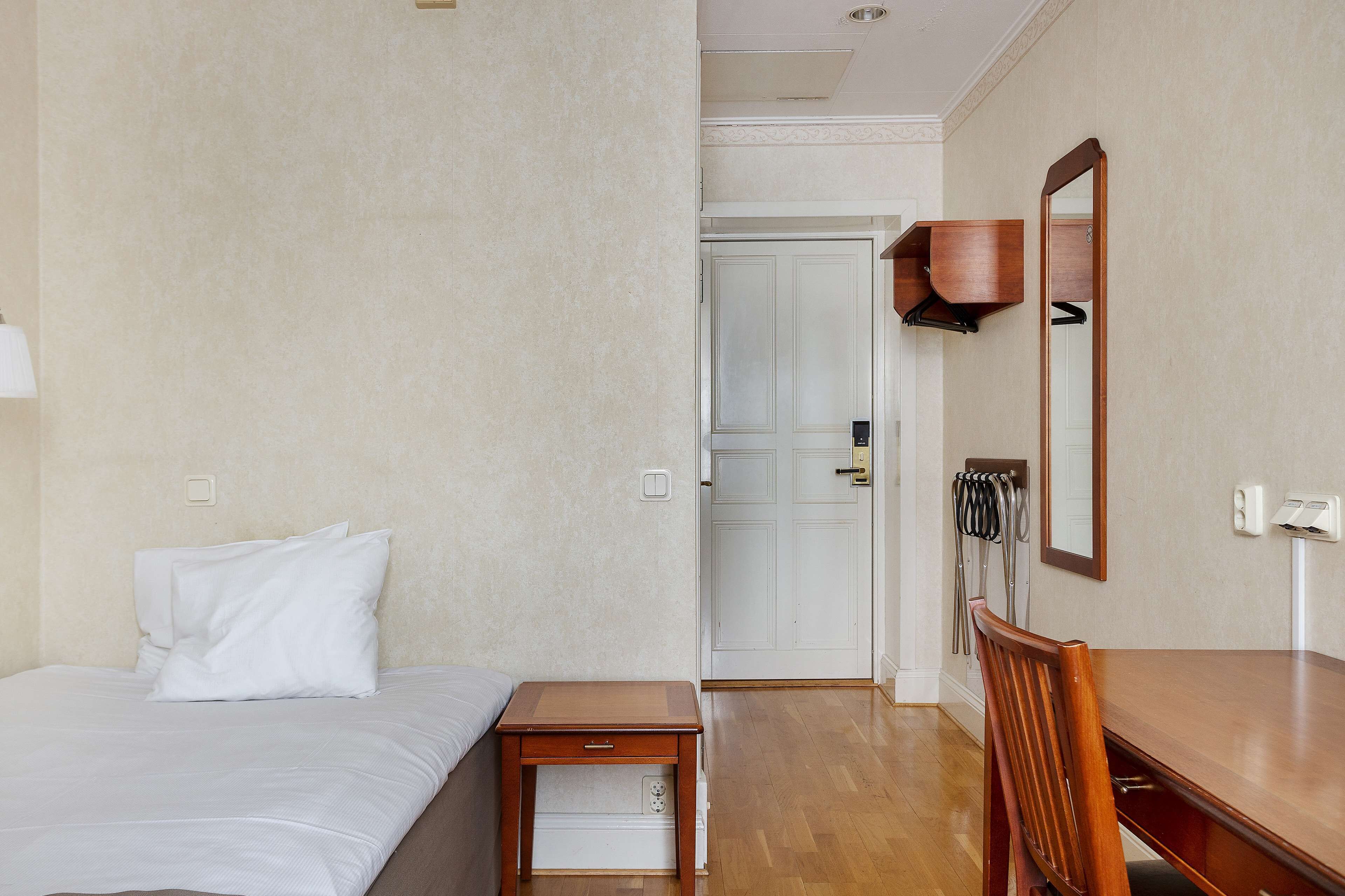 standard room, 1 single bed, non smoking | premium bedding, individually decorated, individually furnished, desk