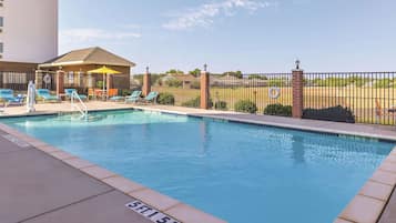 Outdoor pool, pool loungers