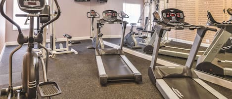 Ett gym med löpband, crosstrainers och styrketräningsmaskiner.