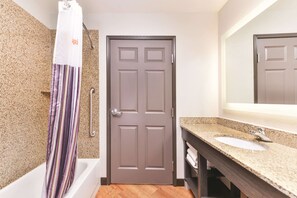 Premium bedding, desk, iron/ironing board, free WiFi