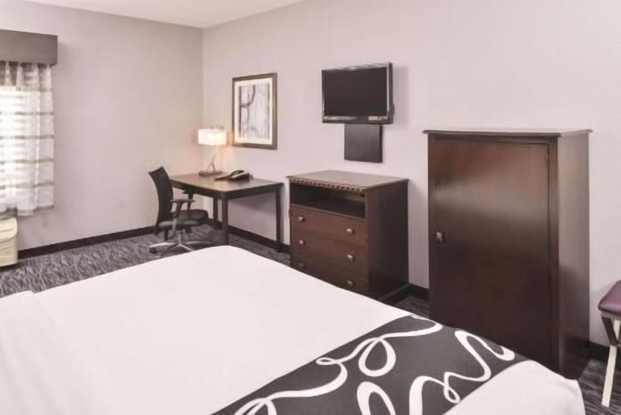 Premium bedding, desk, iron/ironing board, free WiFi