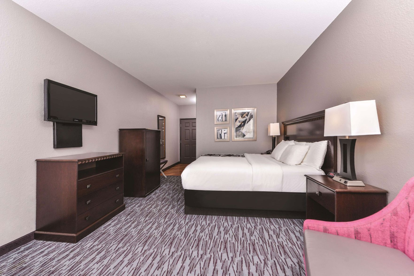 Premium bedding, desk, iron/ironing board, free WiFi