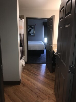Combined shower/bathtub, free toiletries, hair dryer, towels - La Quinta Inn & Suites by Wyndham Abilene Mall (Abilene)
