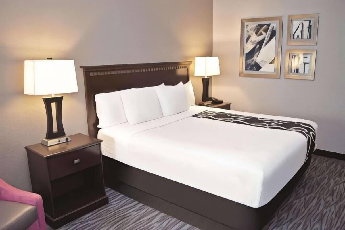 Premium bedding, desk, iron/ironing board, free WiFi