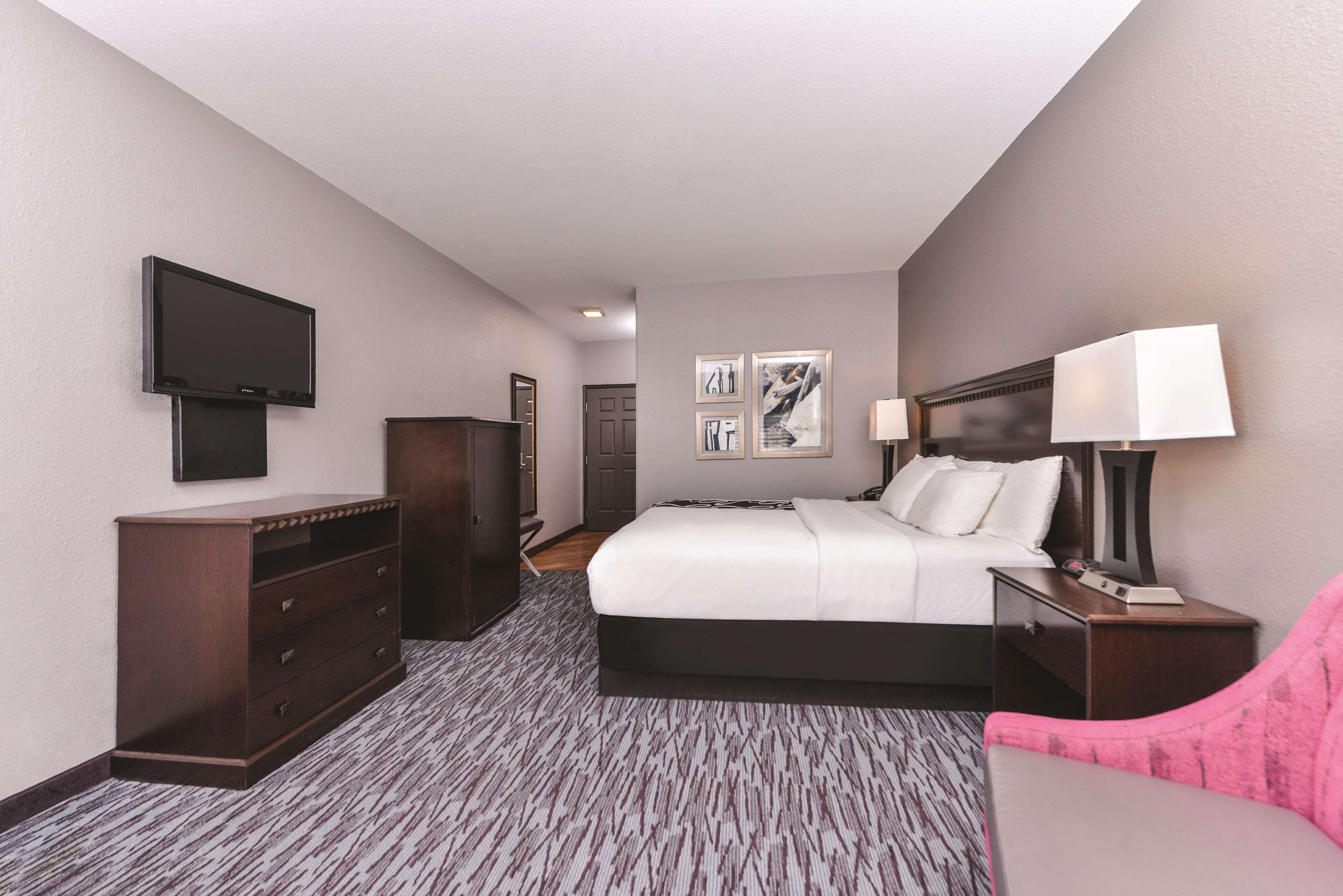 Premium bedding, desk, iron/ironing board, free WiFi