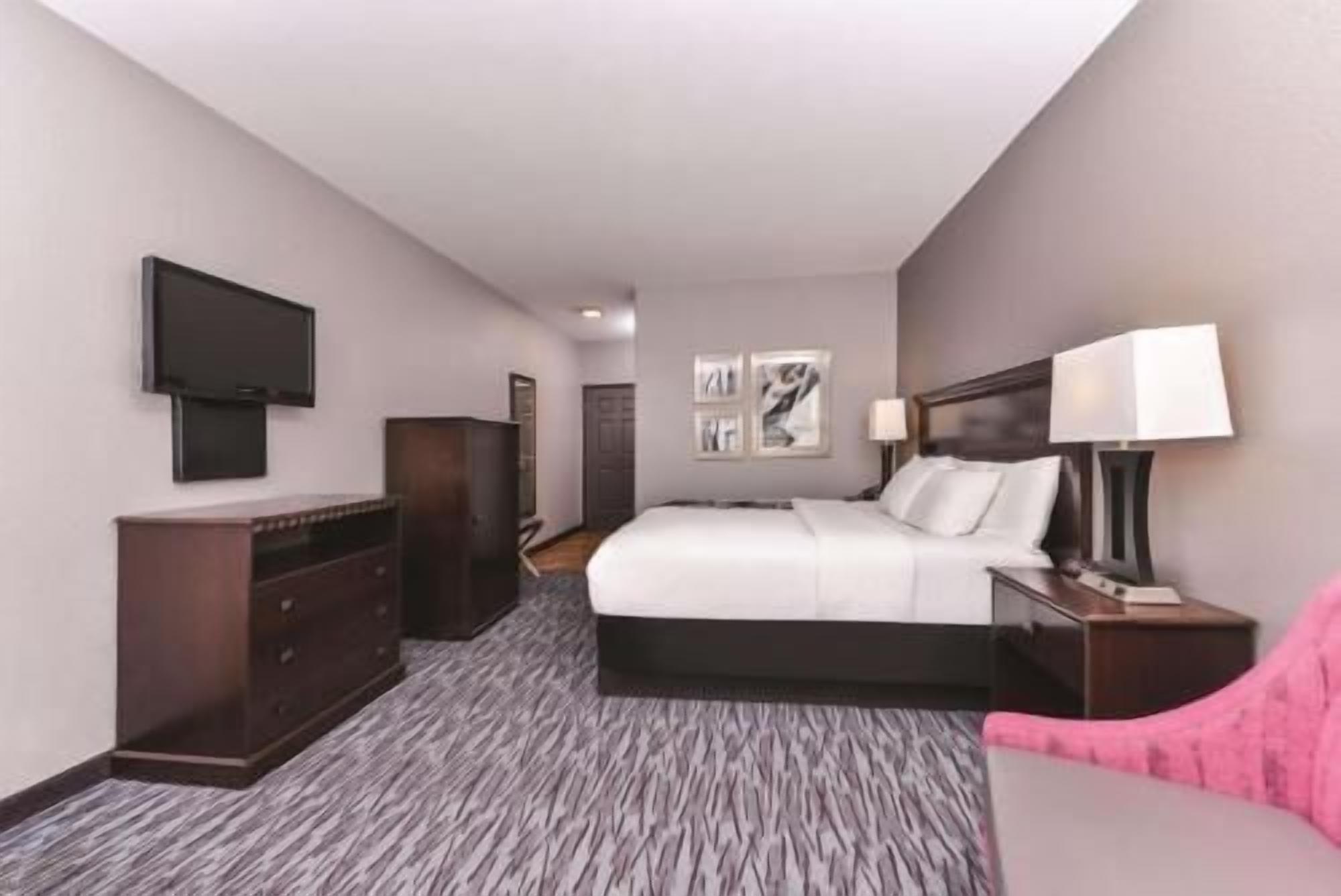 Premium bedding, desk, iron/ironing board, free WiFi