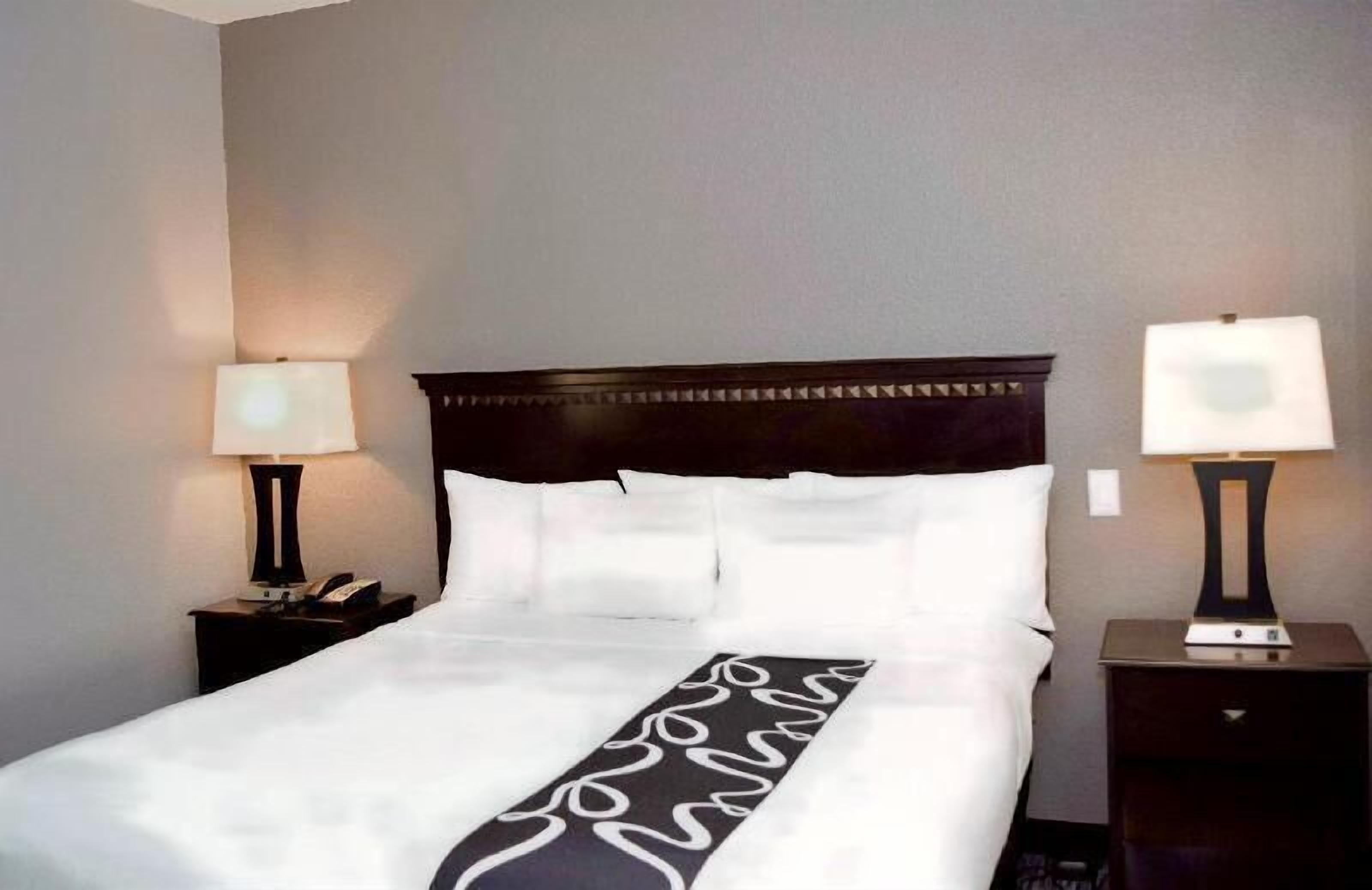 Premium bedding, desk, iron/ironing board, free WiFi