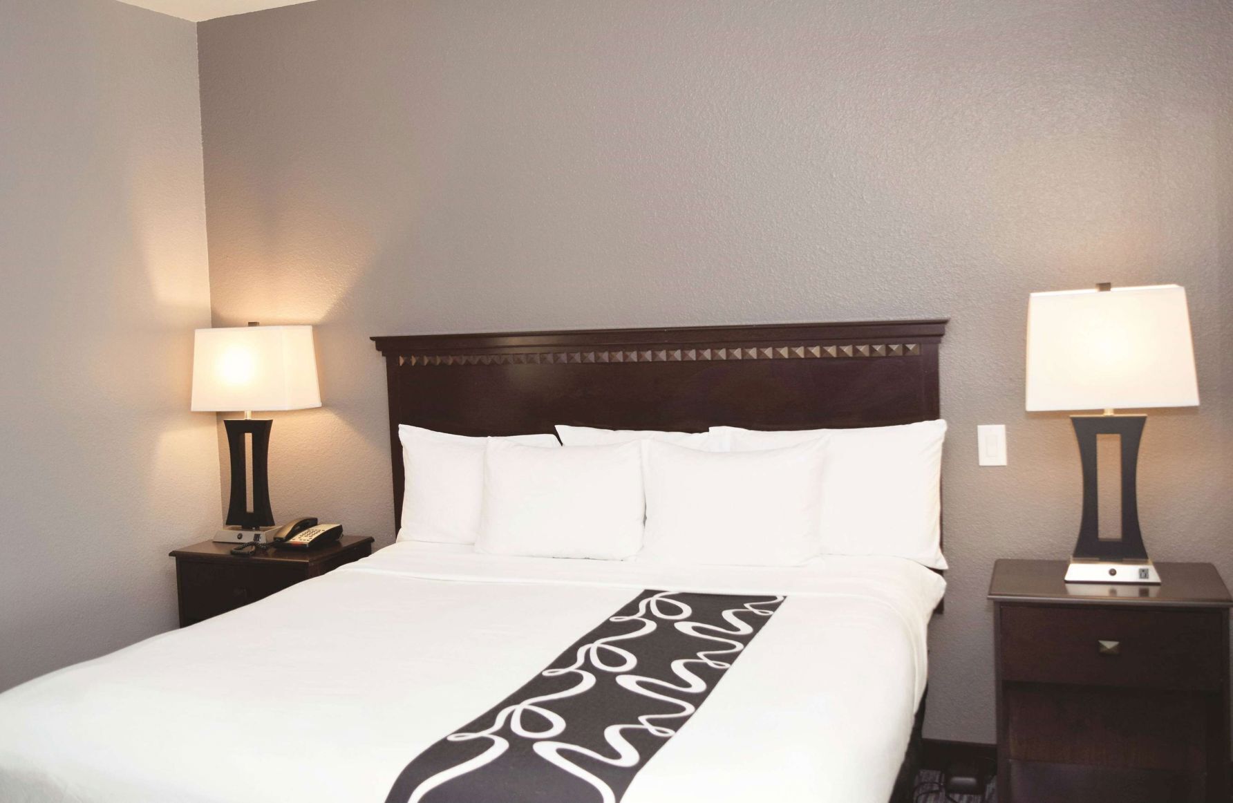 Premium bedding, desk, iron/ironing board, free WiFi