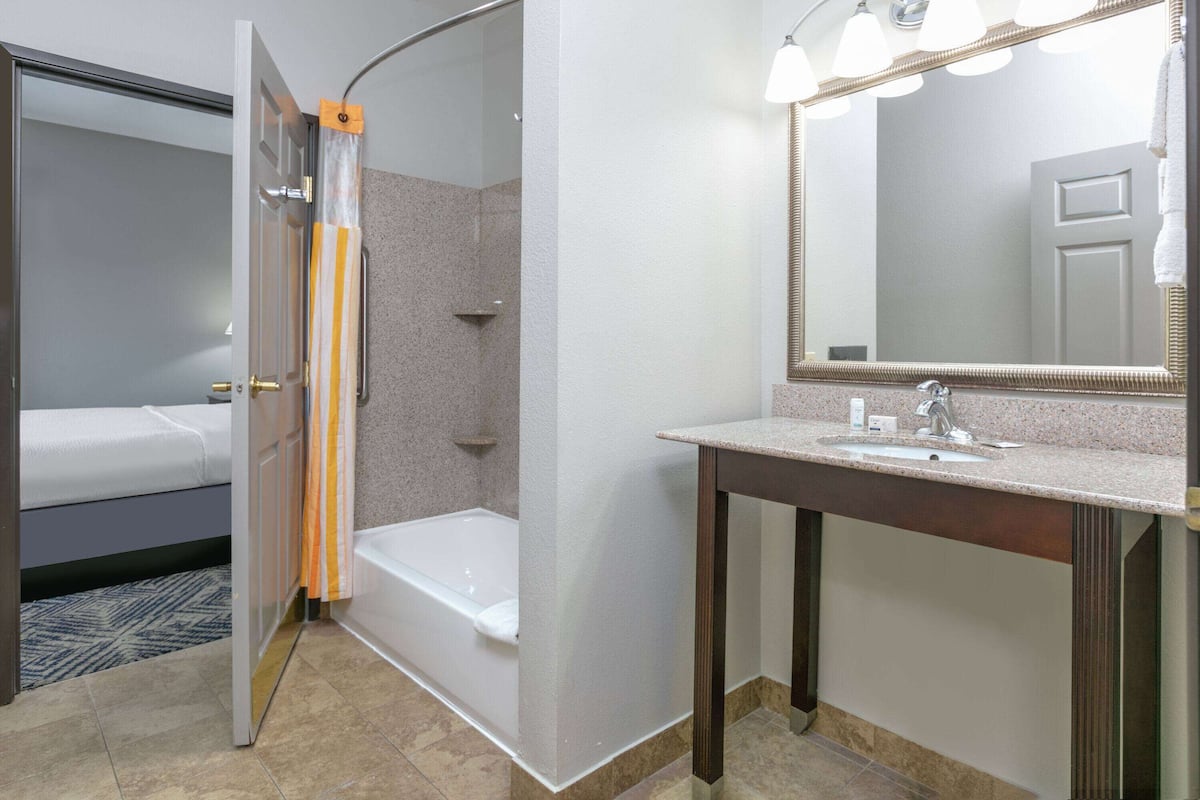 suite, 1 king bed, non smoking | bathroom | combined shower/bathtub, free toiletries, hair dryer, towels