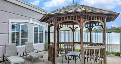La Quinta Inn & Suites by Wyndham Tulsa Airpt / Expo Square