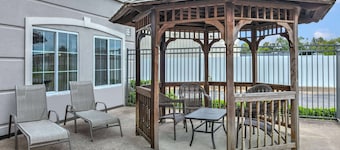 La Quinta Inn & Suites by Wyndham Tulsa Airpt / Expo Square