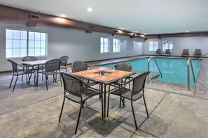 Indoor pool, open 10:00 AM to 10:00 PM, pool loungers - La Quinta Inn & Suites by Wyndham Tulsa Airpt / Expo Square (Tulsa)