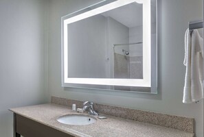 Combined shower/bathtub, free toiletries, hair dryer, towels - La Quinta Inn & Suites by Wyndham Tulsa Airpt / Expo Square (Tulsa)