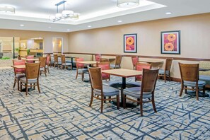 Café da manhã com buffet grátis todos os dias