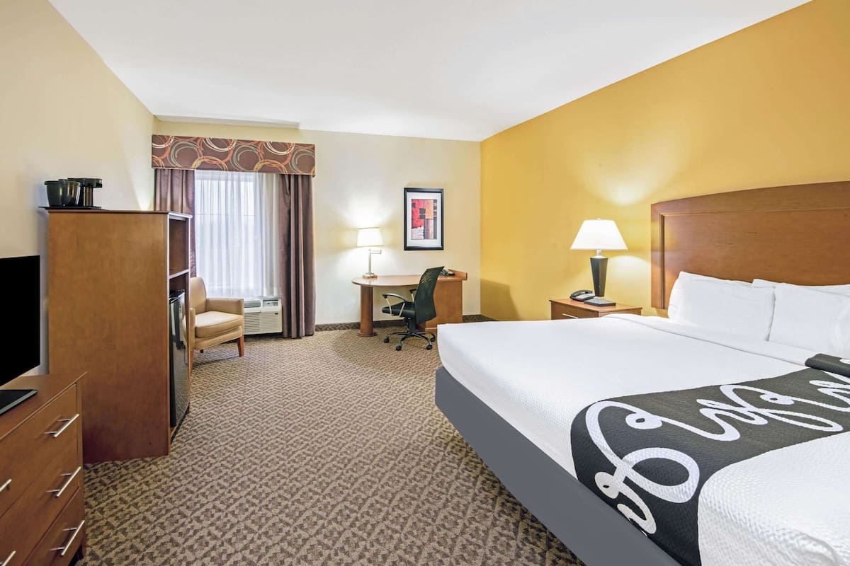 Deluxe Room, 1 King Bed, Accessible, Non Smoking (Mobility/Hearing Impaired Accessible) | Premium bedding, desk, blackout drapes, iron/ironing board