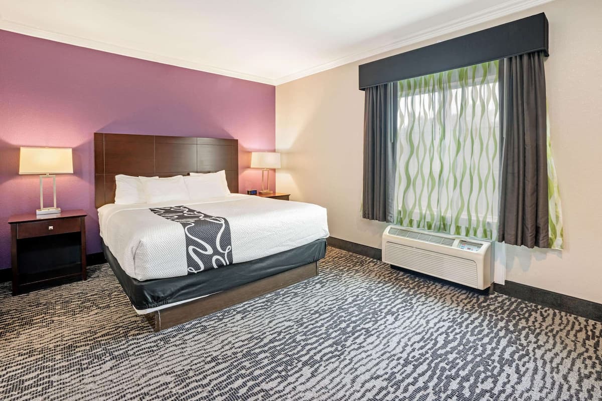 Premium bedding, desk, iron/ironing board, free WiFi