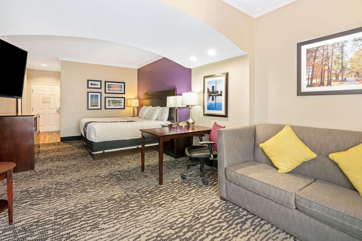Premium bedding, desk, iron/ironing board, free WiFi