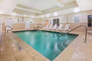 Hồ bơi trong nhà, mở cửa từ 9:00 đến 22:00, ghế dài tắm nắng 